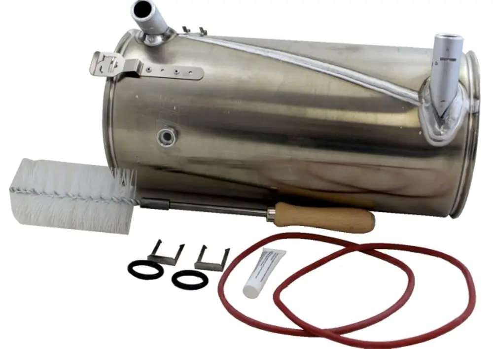 Stainless steel Wärmetauscher mit Anschlussrohren, Montageschraube und Reinigungsbürste. Zubehörteile wie Dichtungen und Schlauch sind ebenfalls enthalten. Produkt von Wolf.